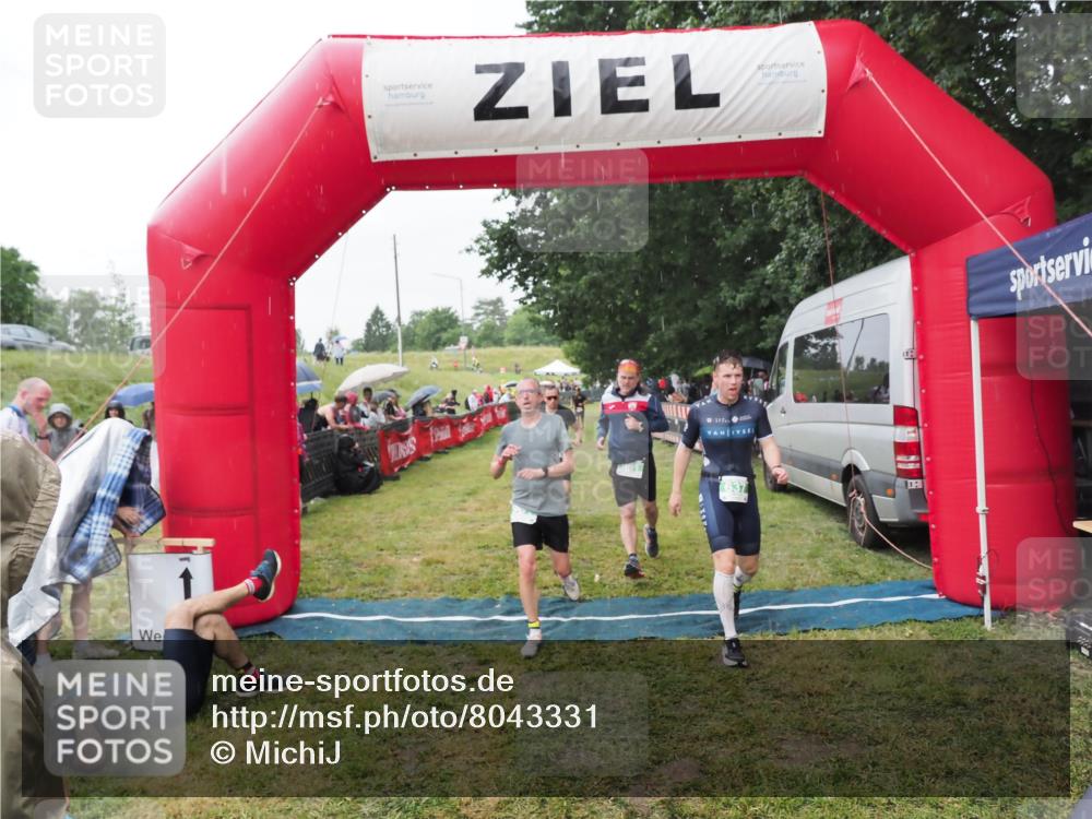 21.06.2025 - 27. Vierlanden-Triathlon MichiJ http://msf.ph/oto/8043331 15.06.2026 13:41:14 Ziel 167, 637, 925, 961 meine-sportfotos.de