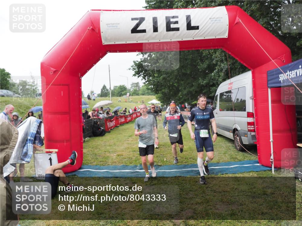 21.06.2025 - 27. Vierlanden-Triathlon MichiJ http://msf.ph/oto/8043333 15.06.2026 13:41:15 Ziel 167, 637, 925, 961 meine-sportfotos.de