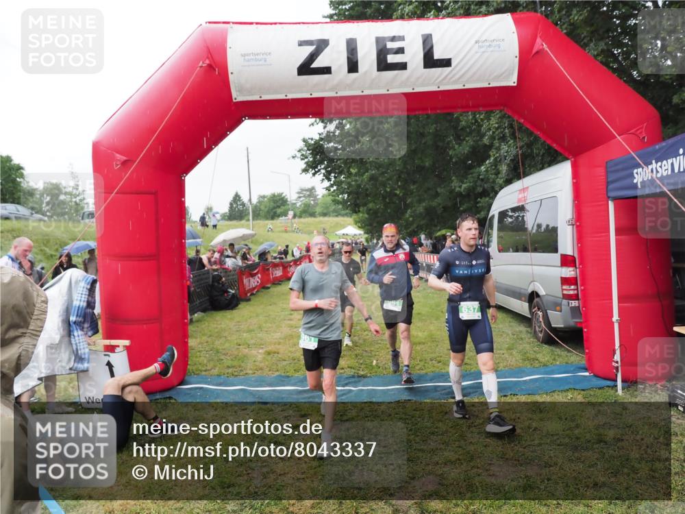 21.06.2025 - 27. Vierlanden-Triathlon MichiJ http://msf.ph/oto/8043337 15.06.2026 13:41:15 Ziel 167, 637, 925, 961 meine-sportfotos.de