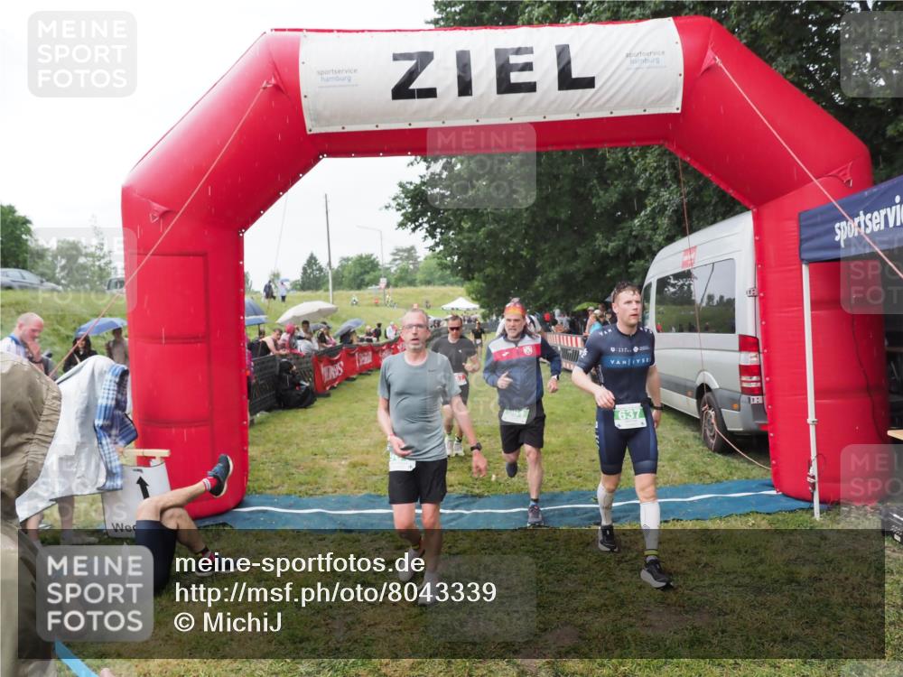 21.06.2025 - 27. Vierlanden-Triathlon MichiJ http://msf.ph/oto/8043339 15.06.2026 13:41:15 Ziel 167, 637, 925, 961 meine-sportfotos.de