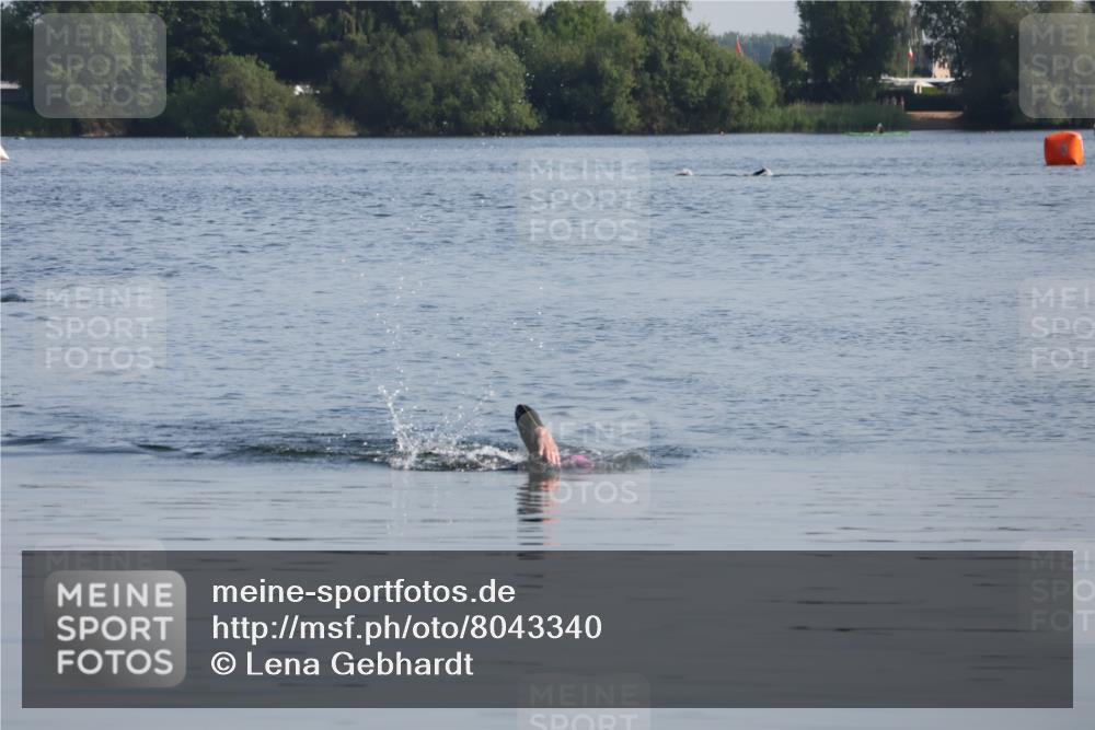 15.06.2025 - 27. Vierlanden-Triathlon Lena Gebhardt http://msf.ph/oto/8043340 15.06.2025 08:31:36 Schwimmen 63 meine-sportfotos.de