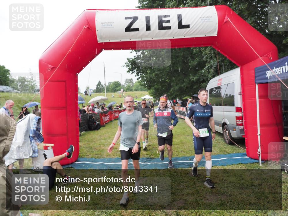 21.06.2025 - 27. Vierlanden-Triathlon MichiJ http://msf.ph/oto/8043341 15.06.2026 13:41:15 Ziel 167, 637, 925, 961 meine-sportfotos.de