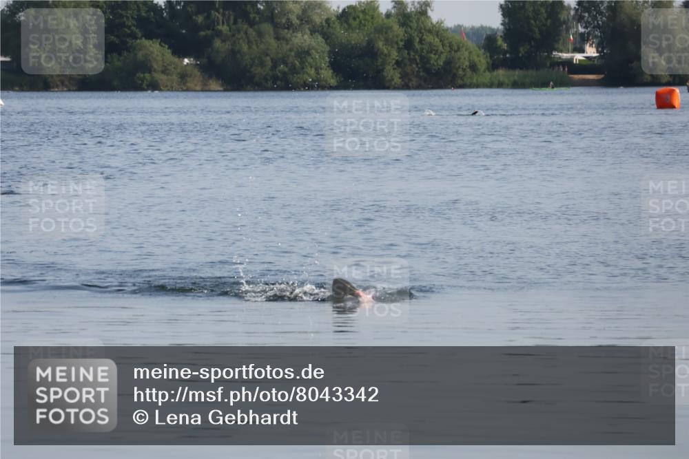 15.06.2025 - 27. Vierlanden-Triathlon Lena Gebhardt http://msf.ph/oto/8043342 15.06.2025 08:31:36 Schwimmen 63 meine-sportfotos.de