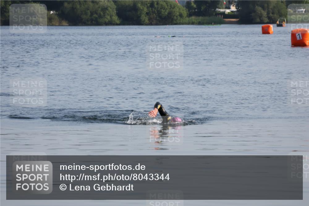 15.06.2025 - 27. Vierlanden-Triathlon Lena Gebhardt http://msf.ph/oto/8043344 15.06.2025 08:31:38 Schwimmen 63 meine-sportfotos.de