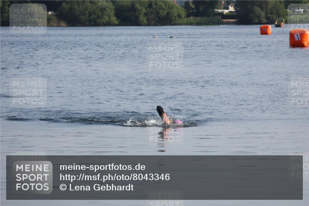 15.06.2025 - 27. Vierlanden-Triathlon Lena Gebhardt http://msf.ph/oto/8043346 15.06.2025 08:31:38 Schwimmen 63 meine-sportfotos.de