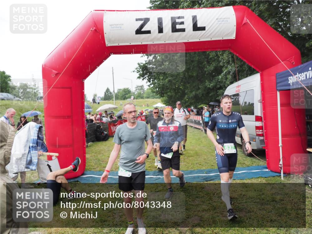21.06.2025 - 27. Vierlanden-Triathlon MichiJ http://msf.ph/oto/8043348 15.06.2026 13:41:15 Ziel 167, 637, 925, 961 meine-sportfotos.de