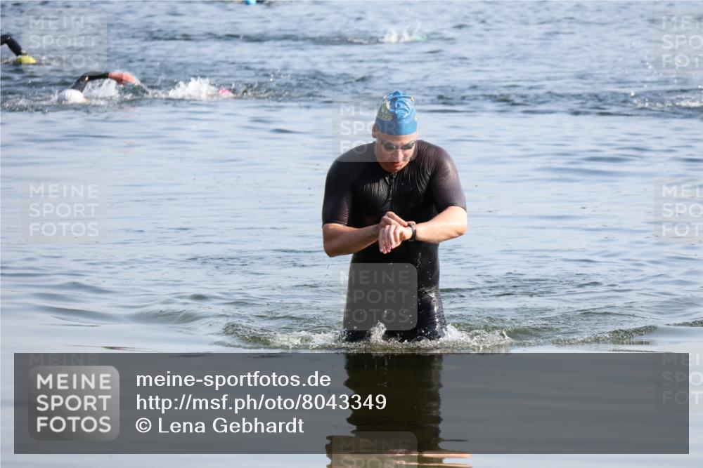 15.06.2025 - 27. Vierlanden-Triathlon Lena Gebhardt http://msf.ph/oto/8043349 15.06.2025 08:31:50 Schwimmen 30, 178 meine-sportfotos.de