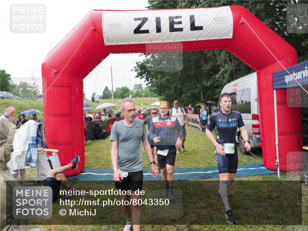 21.06.2025 - 27. Vierlanden-Triathlon MichiJ http://msf.ph/oto/8043350 15.06.2026 13:41:16 Ziel 167, 637, 925, 961 meine-sportfotos.de