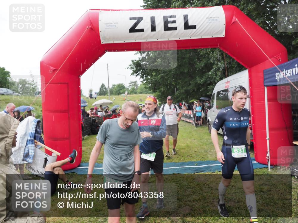 21.06.2025 - 27. Vierlanden-Triathlon MichiJ http://msf.ph/oto/8043358 15.06.2026 13:41:16 Ziel 167, 637, 925, 961 meine-sportfotos.de