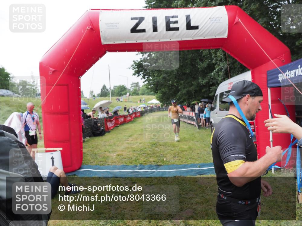 21.06.2025 - 27. Vierlanden-Triathlon MichiJ http://msf.ph/oto/8043366 15.06.2026 13:41:34 Ziel 754 meine-sportfotos.de