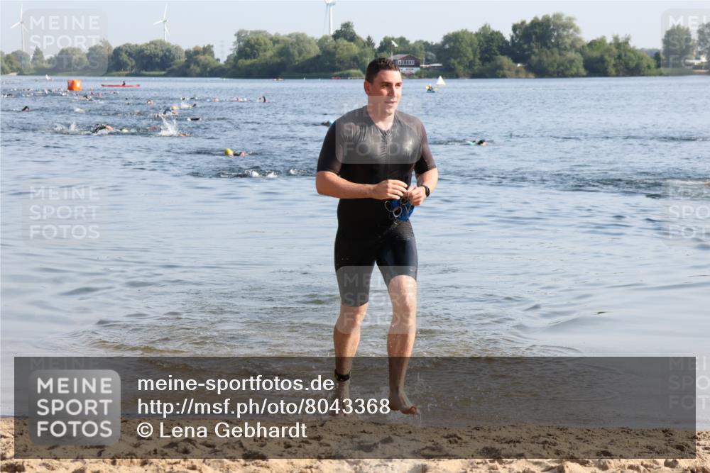 15.06.2025 - 27. Vierlanden-Triathlon Lena Gebhardt http://msf.ph/oto/8043368 15.06.2025 08:31:55 Schwimmen 30, 178 meine-sportfotos.de
