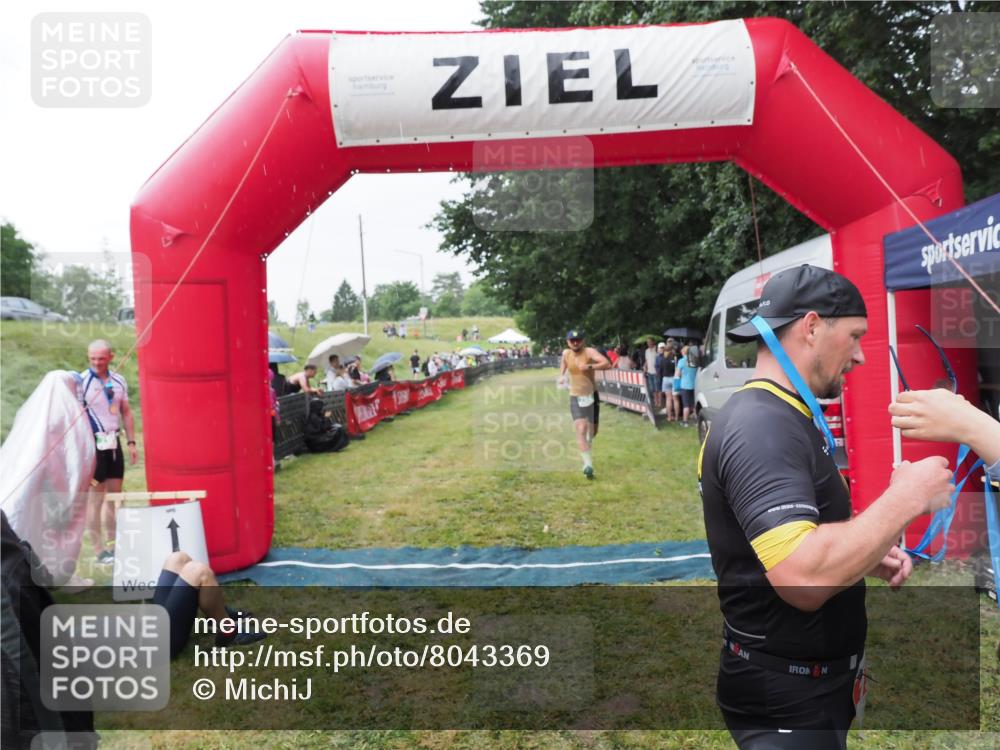 21.06.2025 - 27. Vierlanden-Triathlon MichiJ http://msf.ph/oto/8043369 15.06.2026 13:41:34 Ziel 754 meine-sportfotos.de