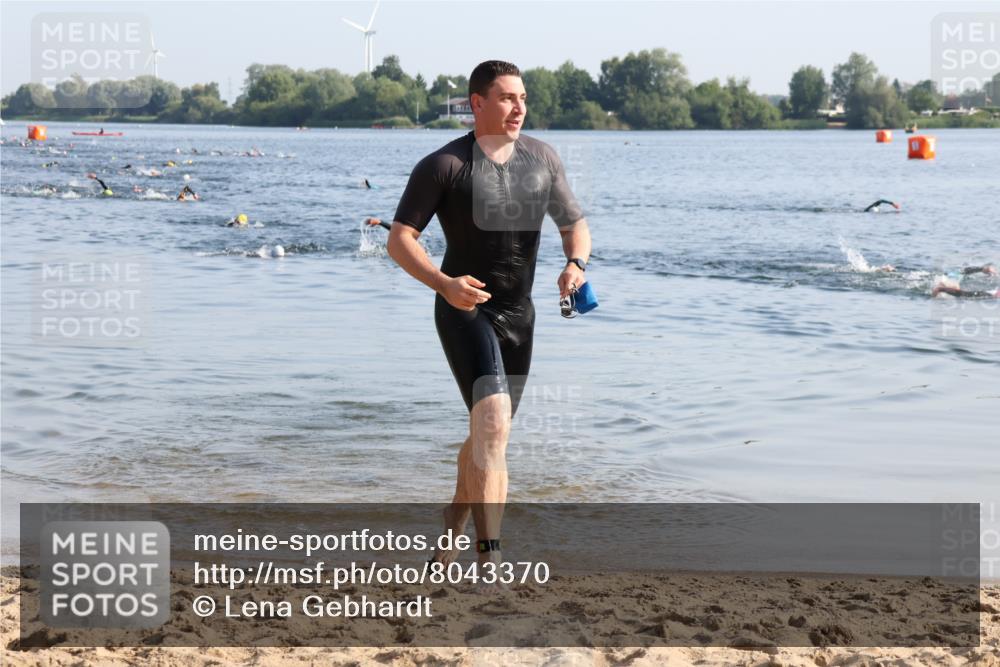 15.06.2025 - 27. Vierlanden-Triathlon Lena Gebhardt http://msf.ph/oto/8043370 15.06.2025 08:31:56 Schwimmen 30, 178 meine-sportfotos.de