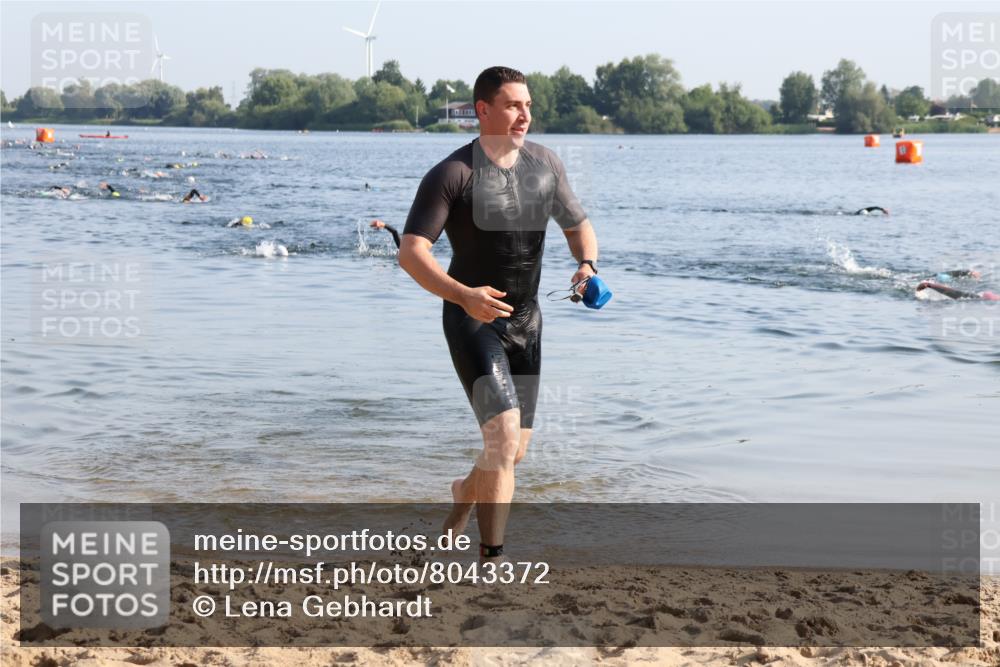 15.06.2025 - 27. Vierlanden-Triathlon Lena Gebhardt http://msf.ph/oto/8043372 15.06.2025 08:31:56 Schwimmen 30, 178 meine-sportfotos.de