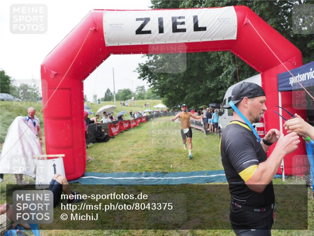 21.06.2025 - 27. Vierlanden-Triathlon MichiJ http://msf.ph/oto/8043375 15.06.2026 13:41:34 Ziel 754 meine-sportfotos.de