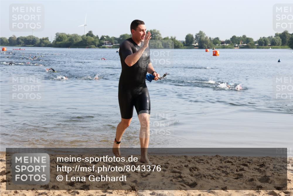 15.06.2025 - 27. Vierlanden-Triathlon Lena Gebhardt http://msf.ph/oto/8043376 15.06.2025 08:31:56 Schwimmen 30, 178 meine-sportfotos.de