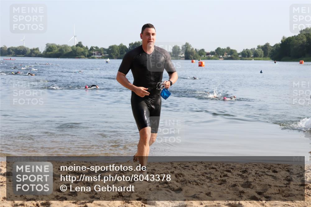 15.06.2025 - 27. Vierlanden-Triathlon Lena Gebhardt http://msf.ph/oto/8043378 15.06.2025 08:31:57 Schwimmen 30, 178 meine-sportfotos.de