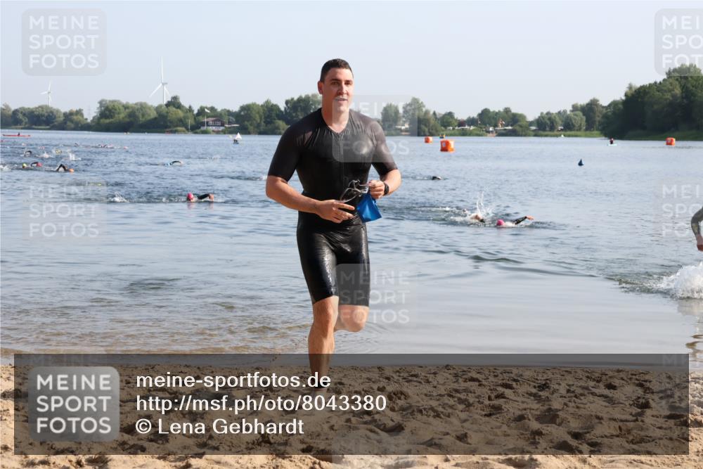 15.06.2025 - 27. Vierlanden-Triathlon Lena Gebhardt http://msf.ph/oto/8043380 15.06.2025 08:31:57 Schwimmen 30, 178 meine-sportfotos.de