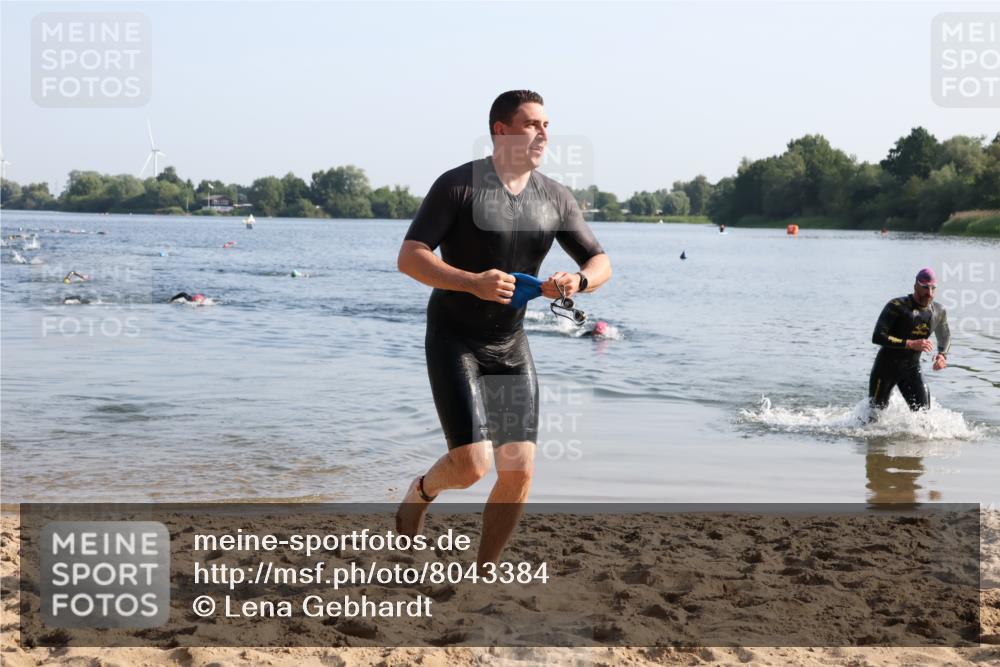 15.06.2025 - 27. Vierlanden-Triathlon Lena Gebhardt http://msf.ph/oto/8043384 15.06.2025 08:31:57 Schwimmen 30, 178 meine-sportfotos.de