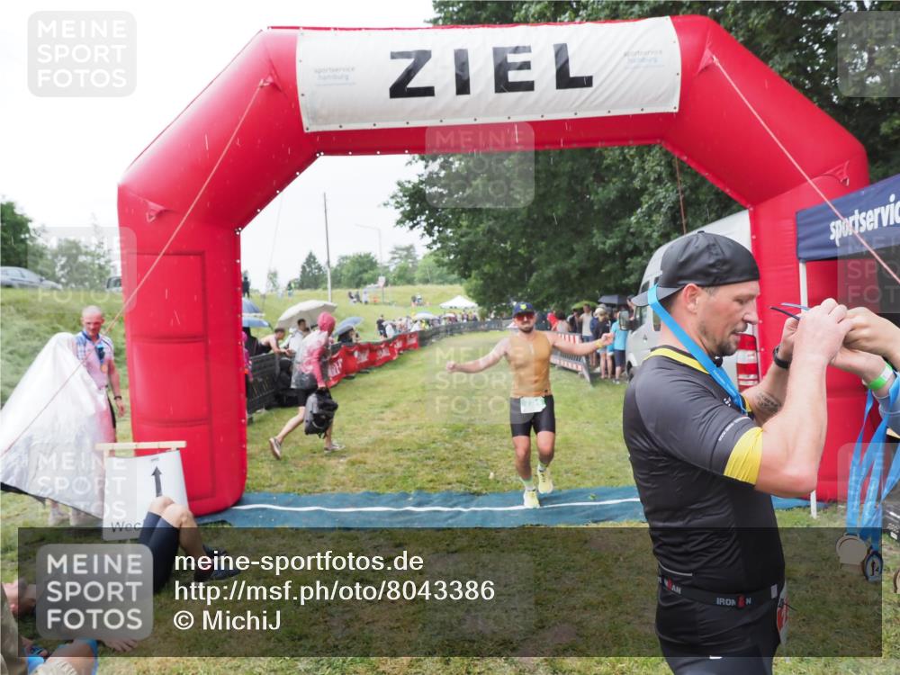 21.06.2025 - 27. Vierlanden-Triathlon MichiJ http://msf.ph/oto/8043386 15.06.2026 13:41:35 Ziel 754 meine-sportfotos.de