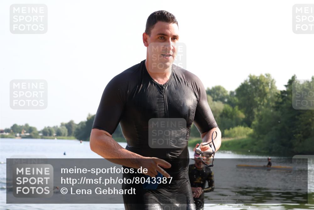 15.06.2025 - 27. Vierlanden-Triathlon Lena Gebhardt http://msf.ph/oto/8043387 15.06.2025 08:31:58 Schwimmen 30, 178 meine-sportfotos.de