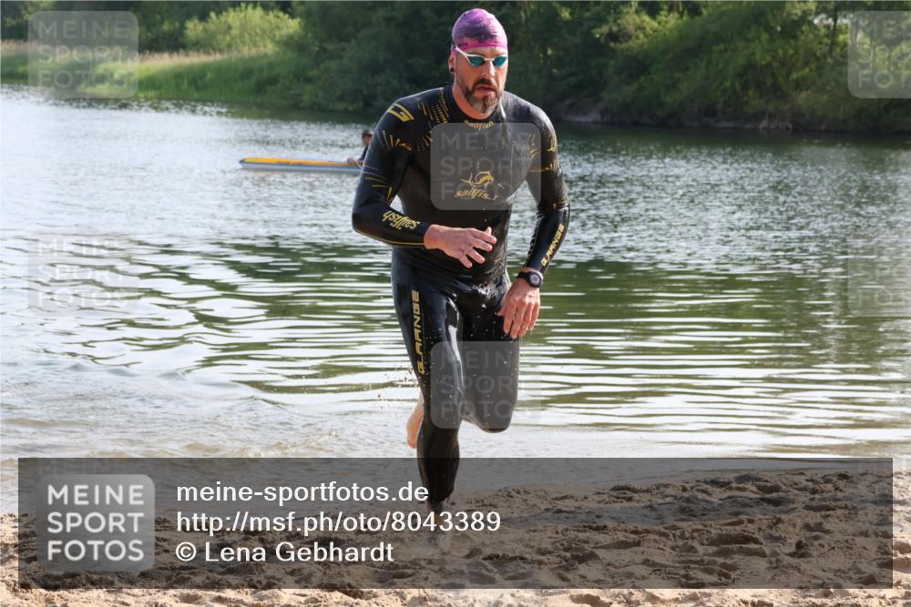 15.06.2025 - 27. Vierlanden-Triathlon Lena Gebhardt http://msf.ph/oto/8043389 15.06.2025 08:32:00 Schwimmen 30, 178 meine-sportfotos.de