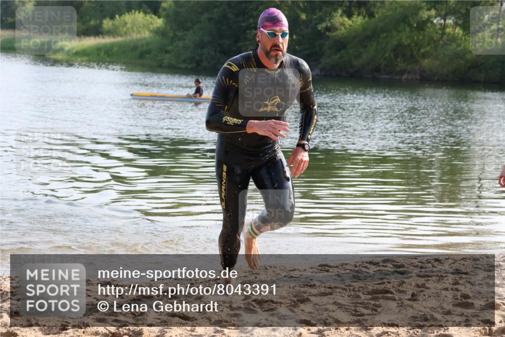 15.06.2025 - 27. Vierlanden-Triathlon Lena Gebhardt http://msf.ph/oto/8043391 15.06.2025 08:32:00 Schwimmen 30, 178 meine-sportfotos.de