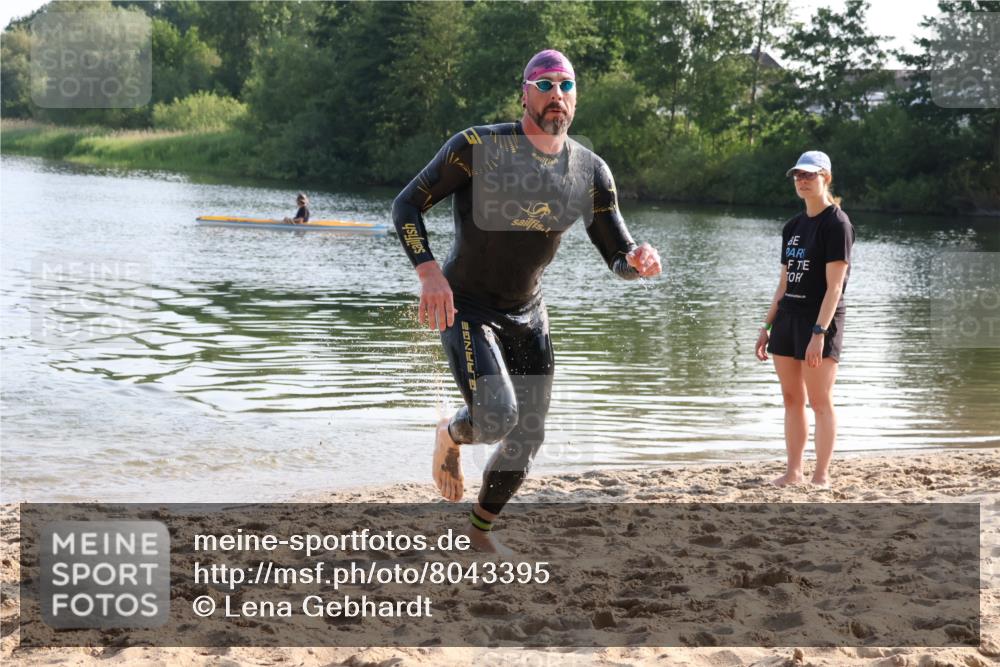 15.06.2025 - 27. Vierlanden-Triathlon Lena Gebhardt http://msf.ph/oto/8043395 15.06.2025 08:32:00 Schwimmen 30, 178 meine-sportfotos.de
