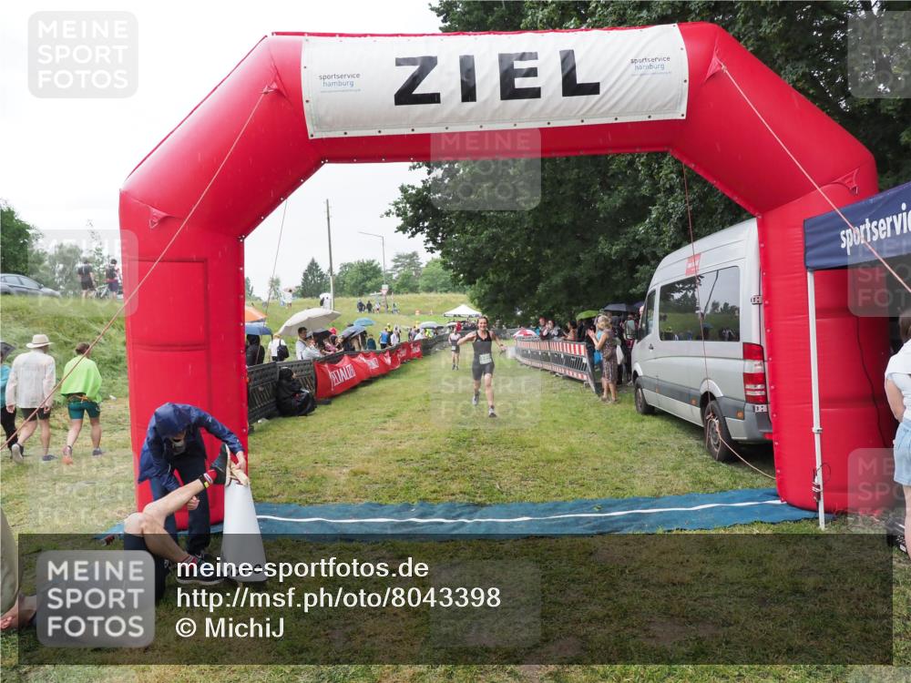 21.06.2025 - 27. Vierlanden-Triathlon MichiJ http://msf.ph/oto/8043398 15.06.2026 13:41:55 Ziel 899 meine-sportfotos.de