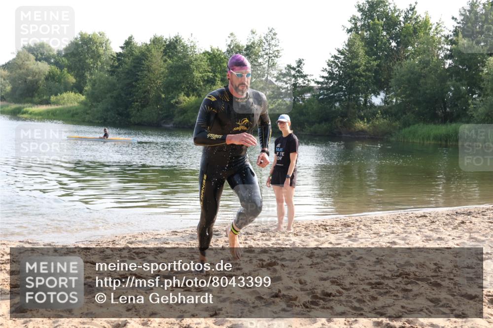 15.06.2025 - 27. Vierlanden-Triathlon Lena Gebhardt http://msf.ph/oto/8043399 15.06.2025 08:32:01 Schwimmen 30, 178 meine-sportfotos.de