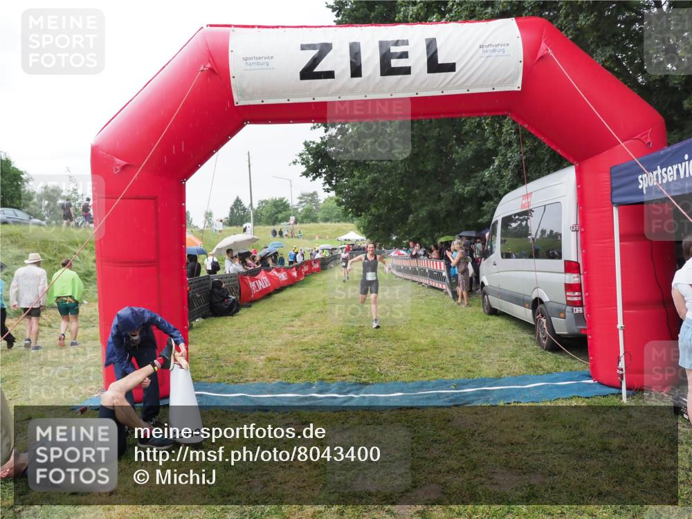 21.06.2025 - 27. Vierlanden-Triathlon MichiJ http://msf.ph/oto/8043400 15.06.2026 13:41:55 Ziel 899 meine-sportfotos.de