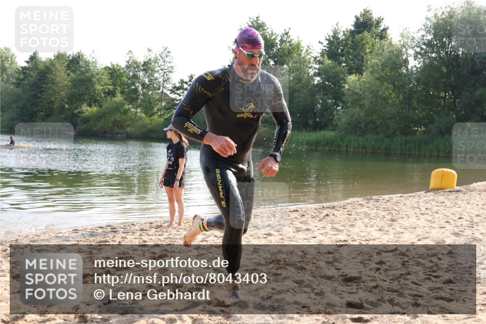15.06.2025 - 27. Vierlanden-Triathlon Lena Gebhardt http://msf.ph/oto/8043403 15.06.2025 08:32:01 Schwimmen 30, 178 meine-sportfotos.de