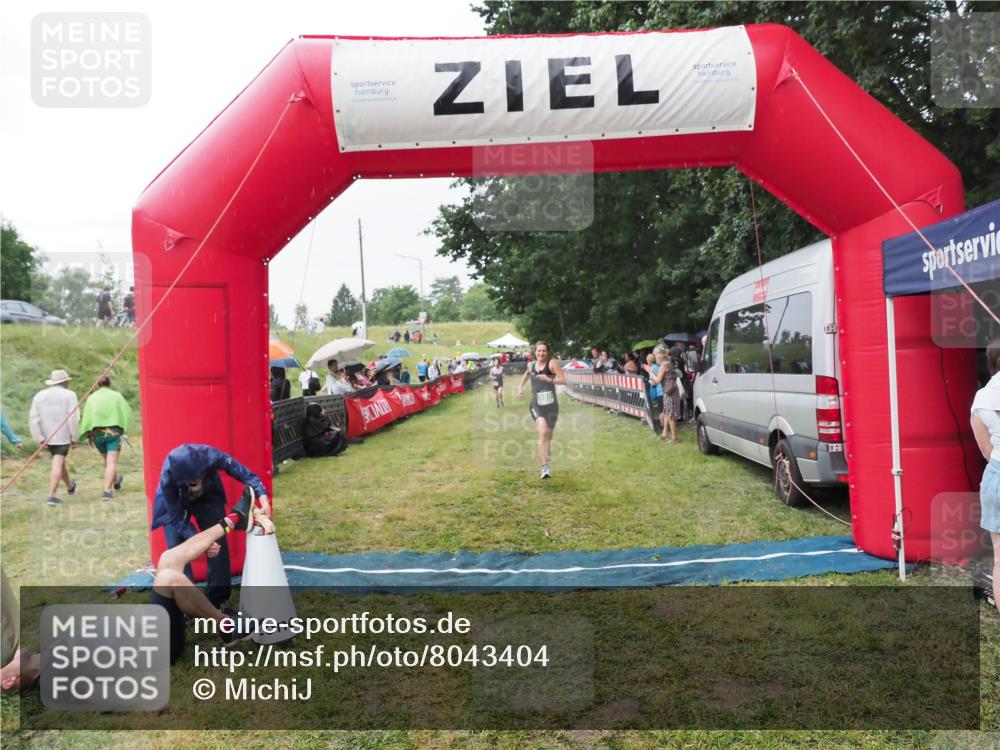 21.06.2025 - 27. Vierlanden-Triathlon MichiJ http://msf.ph/oto/8043404 15.06.2026 13:41:56 Ziel 899 meine-sportfotos.de