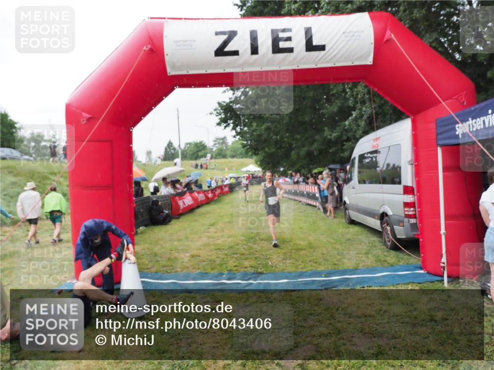 21.06.2025 - 27. Vierlanden-Triathlon MichiJ http://msf.ph/oto/8043406 15.06.2026 13:41:56 Ziel 899 meine-sportfotos.de