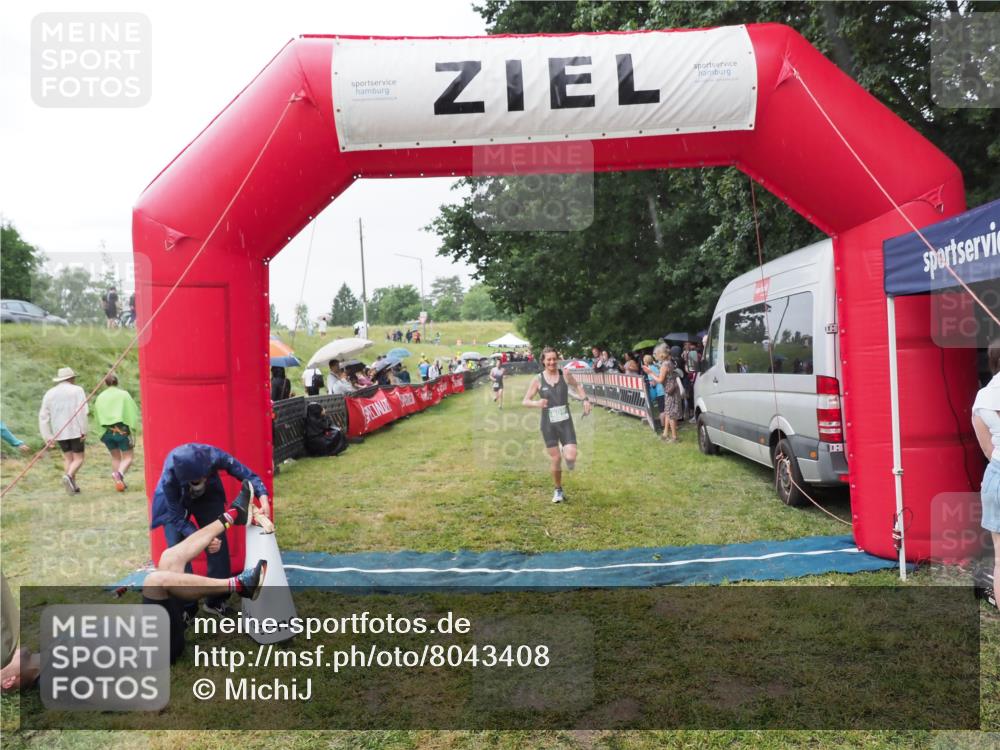 21.06.2025 - 27. Vierlanden-Triathlon MichiJ http://msf.ph/oto/8043408 15.06.2026 13:41:56 Ziel 899 meine-sportfotos.de