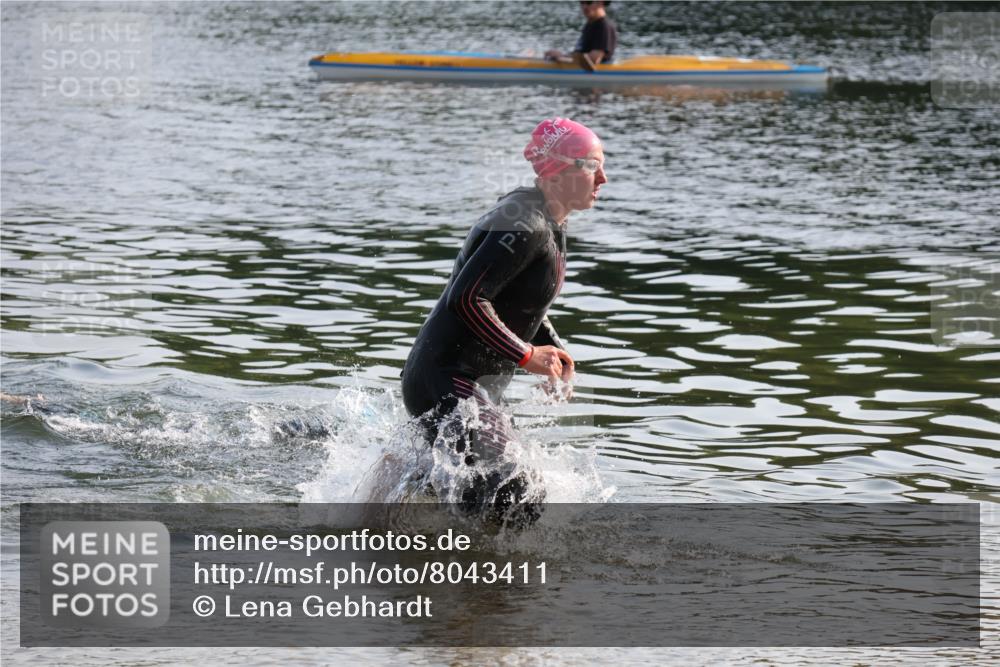 15.06.2025 - 27. Vierlanden-Triathlon Lena Gebhardt http://msf.ph/oto/8043411 15.06.2025 08:32:08 Schwimmen 178 meine-sportfotos.de
