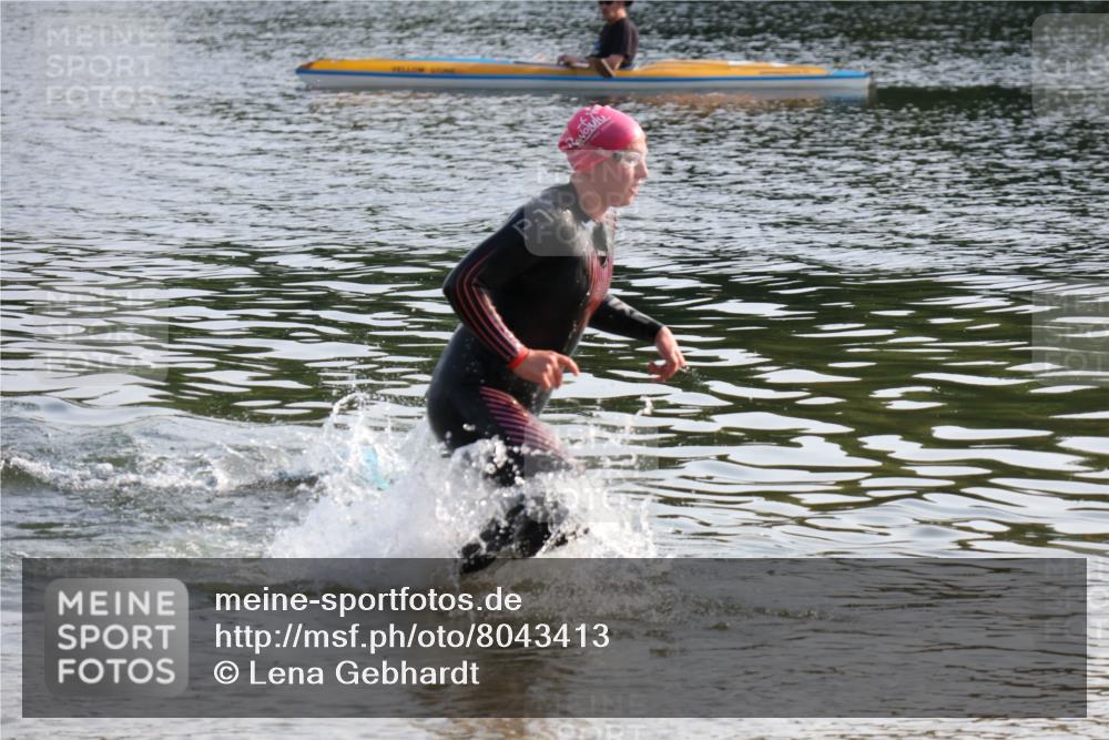 15.06.2025 - 27. Vierlanden-Triathlon Lena Gebhardt http://msf.ph/oto/8043413 15.06.2025 08:32:08 Schwimmen 178 meine-sportfotos.de