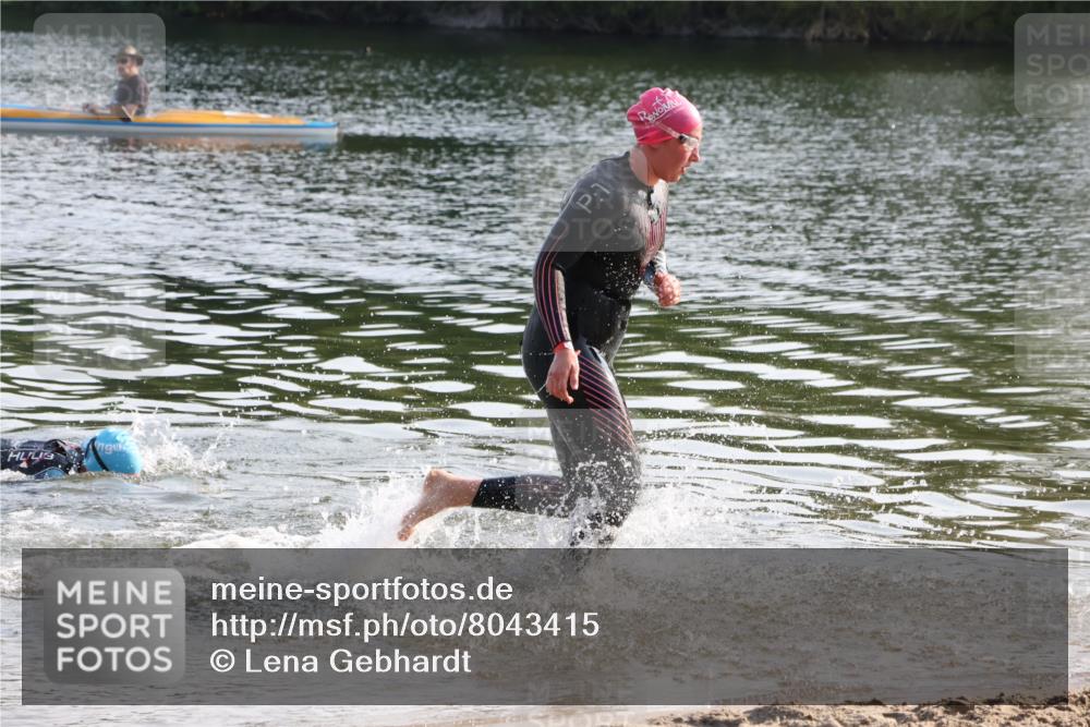 15.06.2025 - 27. Vierlanden-Triathlon Lena Gebhardt http://msf.ph/oto/8043415 15.06.2025 08:32:09 Schwimmen 178 meine-sportfotos.de