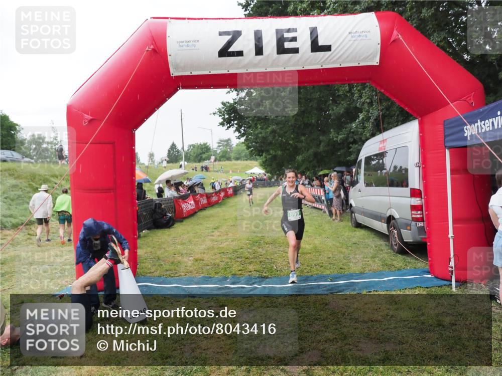 21.06.2025 - 27. Vierlanden-Triathlon MichiJ http://msf.ph/oto/8043416 15.06.2026 13:41:56 Ziel 899 meine-sportfotos.de