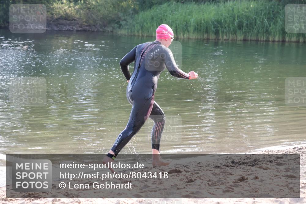 15.06.2025 - 27. Vierlanden-Triathlon Lena Gebhardt http://msf.ph/oto/8043418 15.06.2025 08:32:11 Schwimmen 50, 188 meine-sportfotos.de