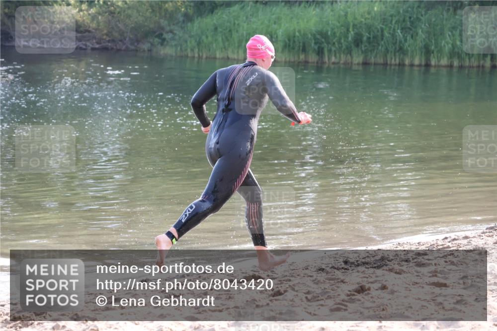 15.06.2025 - 27. Vierlanden-Triathlon Lena Gebhardt http://msf.ph/oto/8043420 15.06.2025 08:32:11 Schwimmen 50, 188 meine-sportfotos.de