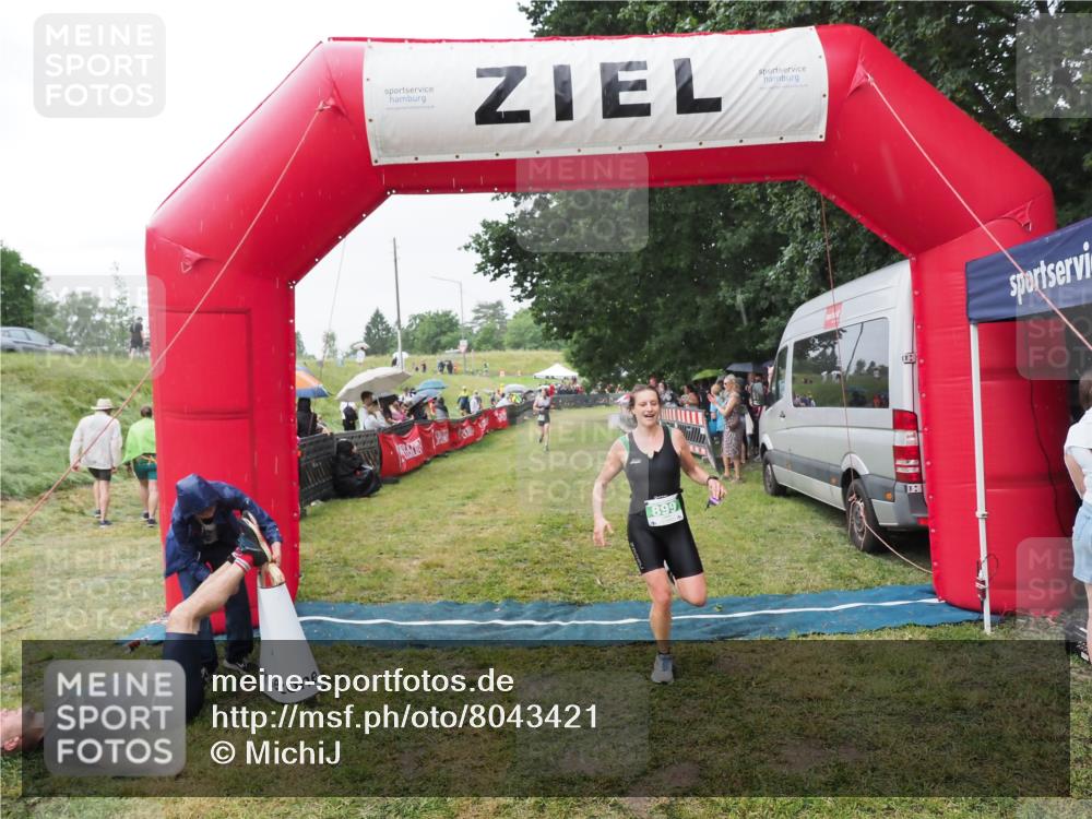 21.06.2025 - 27. Vierlanden-Triathlon MichiJ http://msf.ph/oto/8043421 15.06.2026 13:41:57 Ziel 899 meine-sportfotos.de