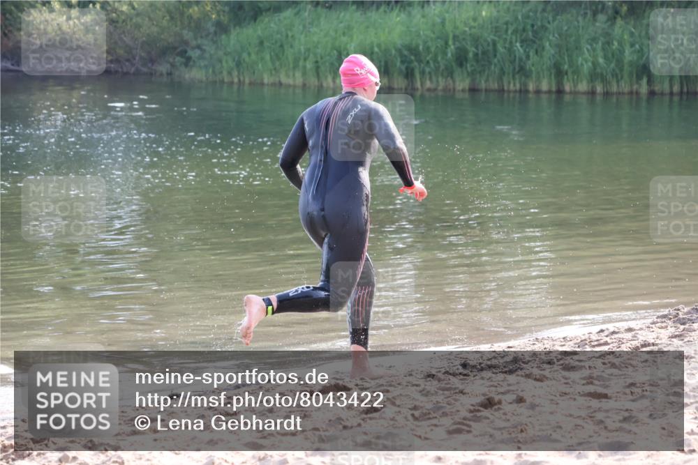 15.06.2025 - 27. Vierlanden-Triathlon Lena Gebhardt http://msf.ph/oto/8043422 15.06.2025 08:32:11 Schwimmen 50, 188 meine-sportfotos.de