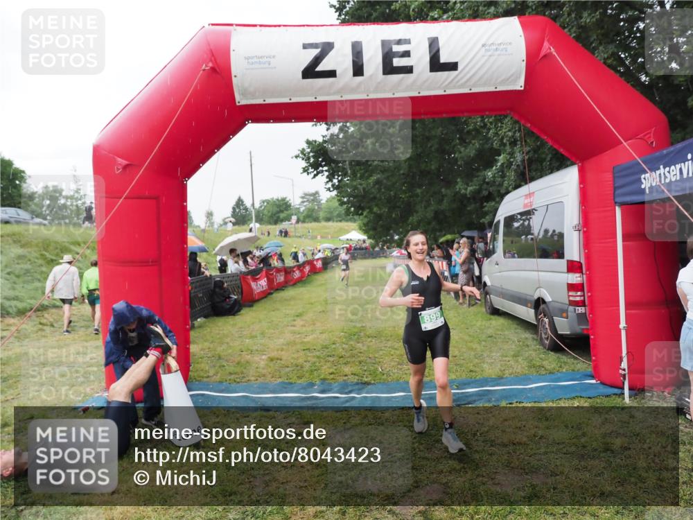 21.06.2025 - 27. Vierlanden-Triathlon MichiJ http://msf.ph/oto/8043423 15.06.2026 13:41:57 Ziel 899 meine-sportfotos.de