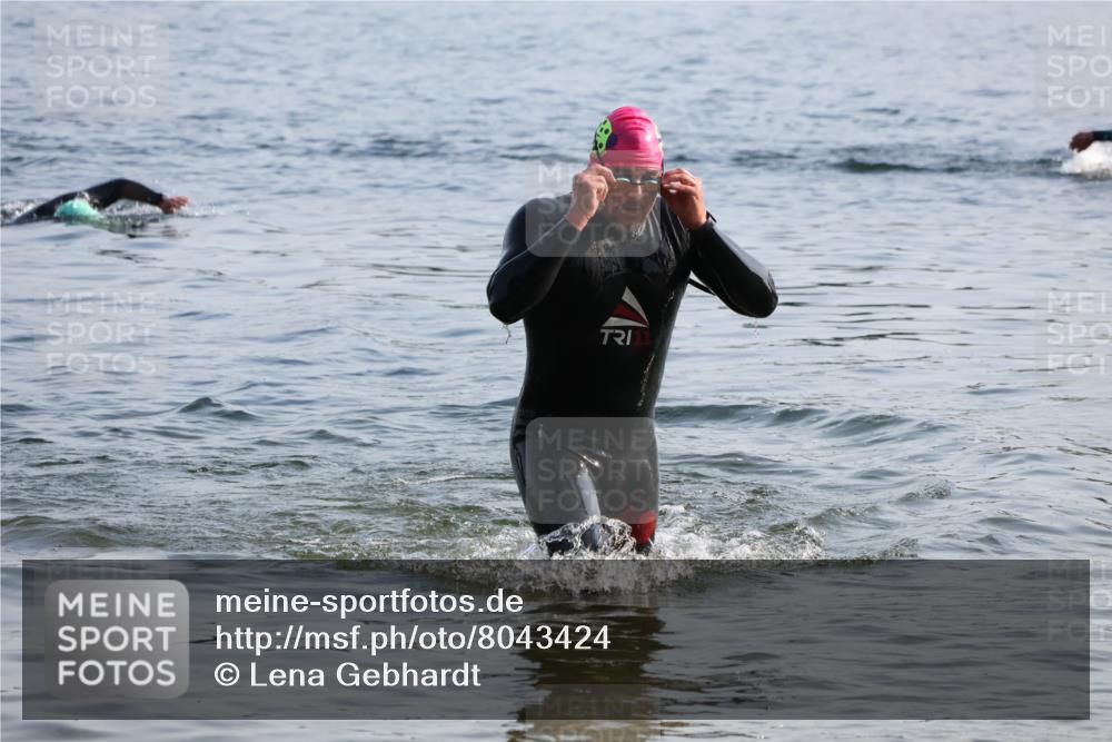 15.06.2025 - 27. Vierlanden-Triathlon Lena Gebhardt http://msf.ph/oto/8043424 15.06.2025 08:32:16 Schwimmen 50, 188 meine-sportfotos.de