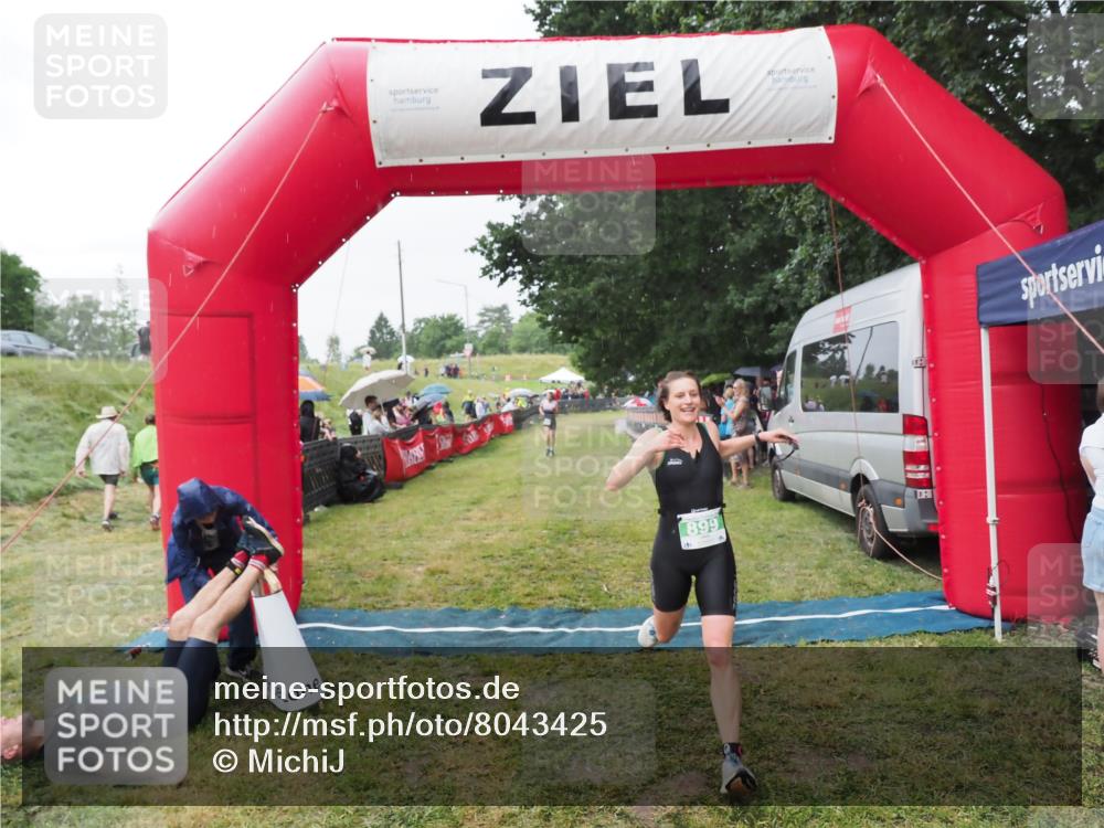 21.06.2025 - 27. Vierlanden-Triathlon MichiJ http://msf.ph/oto/8043425 15.06.2026 13:41:57 Ziel 899 meine-sportfotos.de
