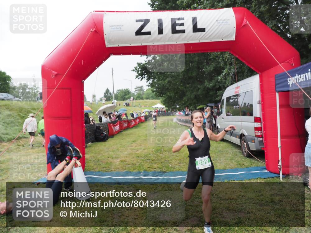 21.06.2025 - 27. Vierlanden-Triathlon MichiJ http://msf.ph/oto/8043426 15.06.2026 13:41:57 Ziel 899 meine-sportfotos.de