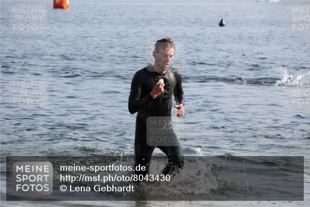 15.06.2025 - 27. Vierlanden-Triathlon Lena Gebhardt http://msf.ph/oto/8043430 15.06.2025 08:32:17 Schwimmen 50, 188 meine-sportfotos.de