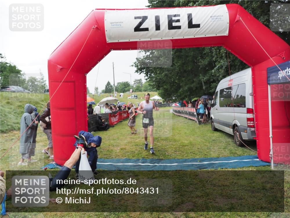 21.06.2025 - 27. Vierlanden-Triathlon MichiJ http://msf.ph/oto/8043431 15.06.2026 13:42:02 Ziel 672, 899 meine-sportfotos.de