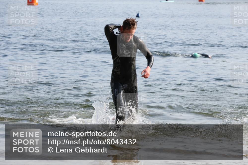 15.06.2025 - 27. Vierlanden-Triathlon Lena Gebhardt http://msf.ph/oto/8043432 15.06.2025 08:32:18 Schwimmen 50, 188 meine-sportfotos.de